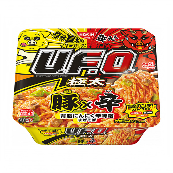 包裝設(shè)計公司推薦日清炒面極太豬×辛背脂蒜醬混合蕎麥面日清食品包裝設(shè)計欣賞(圖1)
